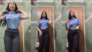 مضيفة طيران ممحون فشخ الشرموطه هاجت دخلت صور سكس  الحمام تريح كسها  بتلعب في كسها و طيزها بزبر الهزاز