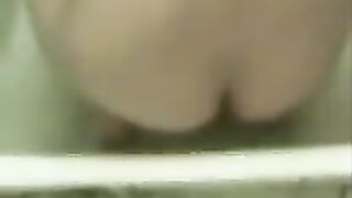 امي خرجت وانا مسكت اختي الملطقه الهايجه ذنقتها  صور سكس في الحمام اللبوه طلعت كسها هايج اوووي نزلت كتير