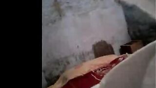 المعلم عيسي ذنق بتاعت الخضار مسكها خلعها  قصص سكس  البنطلون ونزل نيك في كسها الكبير المشعر فشخها نيك