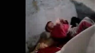 المعلم عيسي ذنق بتاعت الخضار مسكها خلعها  قصص سكس  البنطلون ونزل نيك في كسها الكبير المشعر فشخها نيك