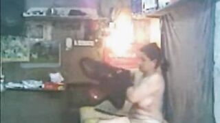 راحت الورشه لعشيقها عشان هايجه ومش قادره تستحمل مسكها فشخها نيك علي  قصص سكس  الارض واللبوه بتقولوا ده مش محسوب
