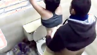 سمعت صوت غريب لاقيت صاحبي الزبير زانق لبوه ممحونه في الحمام  افلام سكس و شغال رزع في كسمها الهايج فشخها نيك خلفي وامامي