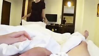 عمالة النظافه في الفندق دخلت عليا لاقيت زبري واقف و عجبها جت مسكتوا  سكس مصري و نزلة مص ولحس فيه اللبوه سخنت بسرعه