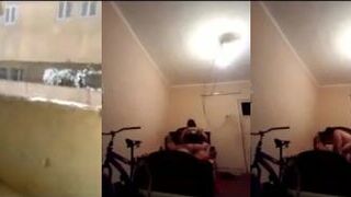 امي جابتلي زبون و قالتلي سكس عربي يلا الدور عليكي ادخلي خلي ينيك يلا يابت دخلت معا طلع زبر صغير اوي بس متعني بعبصها وخلاني نزلت