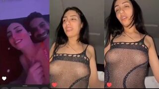 القبحه السعوديه بنت الحجي ركب علي زبر حبيبها وبتقولوا احنا  سكس عربي بس واحد لا انا ابغ تلاته اربعه اشبع كسي الممحون