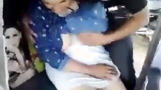 ورده المموس مع شلة شباب في التكوتوك مسكنها فشخينها  سكس عربي نيك و عمالين يصورها اللبوه بتقولها انا بتناك ورا بس