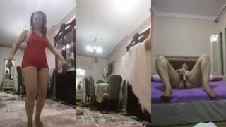 اللبوه الممحونه بترقص وهي عريانه ملط و حطه عليها فوطه الهايجه مسكت  سكس عربي كسها الممحون فشختوا نيك عنيف بزبر الصناعي