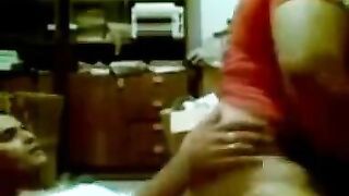 المموس طلعت بتعمل الواحد بخمسين جنيه  سكس مترجم و بتشتكي ل احمد المحامي فبل ما ينكها و يفشخ كسها الممحون في المكتب