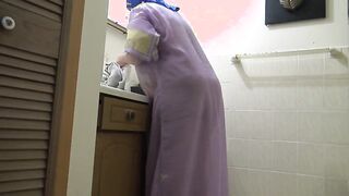 الفحل لاقي جدتوا واقفه علي الحوض دخل رفع  سكس مترجم العبايه بتاعتها و فشخها نيك عنيف اوي وهي عماله تصوت من الوجع