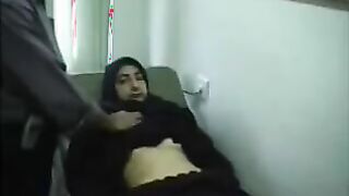 الهايجه عارفه ان الدكتور ده ممحون وبيحب يحسس علي المرضه راحت مخصوص  سكس مصري جديد و عماله تهيج فيه عشان ينكها قحبه عراقيه هايجه