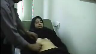 الهايجه عارفه ان الدكتور ده ممحون وبيحب يحسس علي المرضه راحت مخصوص  سكس مصري جديد و عماله تهيج فيه عشان ينكها قحبه عراقيه هايجه