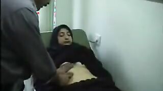 الهايجه عارفه ان الدكتور ده ممحون وبيحب يحسس علي المرضه راحت مخصوص  سكس مصري جديد و عماله تهيج فيه عشان ينكها قحبه عراقيه هايجه