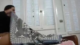 المموس عشيقها قفشها علي حرف السرير فضل يرزع بزبر في كسها و اول ما هاجت  سكس مصري جديد ركبت هي علي زبر و فشخت كسها نيك لحد ماجبتهم