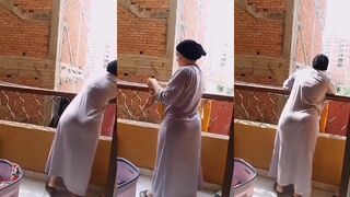 دي امي واقفه بتنشر والعبايه خفيفه باين انها مش لابسه كلوت كان  سكس مصري جديد نفسي اقوم ارفع العبايه و افشخ طيزها نيك ضربت عليها عشره