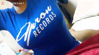 امي تخرج وانا امسك سكس مصري الشغاله السودانيه الهايجه انيج كسها و طيزها  سعودي هايج بستغل غياب اهلوا و بيفشخ الشغاله