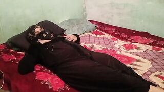 الفحل مدلع المموس علي الاخر بيحطلها ورده في  سكس مصري طيزها قبل ما ينكها و بيرش عليها ورق الورد فشخ طيزها نيك وهي بالعبايه