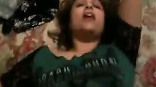 المموس ام كس شرقان نايمه علي حرف السرير و رفع رجلها  سكس مصري عشان العنتيل يعرف يوصل زبر لاخر كسها الممحون جبهم علي بطنها