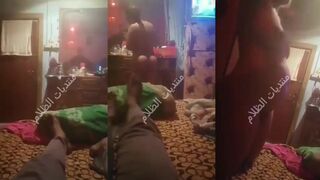 المموس سايبه ابنها بيعيط و بتلبس عشيقها الواقي الذكري  سكس مصري عشان يفشخ كسها و طيزها طلعت ركبت علي زبرها و فشخت نفسها نيك