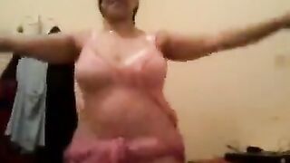 الزبير قاعد يتفرج علي سكس و المموس المربربه بترقصلوا شرقي سكس مصري بقميص نوم شفاف بيهيج نفسوا عشان يقدر علي كسها الممحون