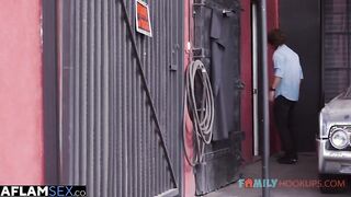 دخل علي اختها  سكس مصر المموس لاقيها فاتح لايف وهي عريانه ملط و بتلعب في كسها  مسكها يريح كسها الهايج بزبر الكبير