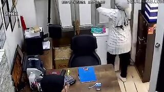 الجزء التاني الهايجه  ام كس شرقان  سكس مصر دخلت الغرفه البرايفت مع صاحب المصنع مسكها فضل يلعب في بزازها وهي فضلت تمص في زبر لحد ماجبهم