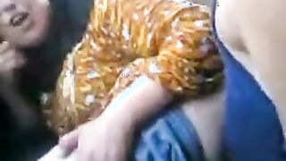 شرموطه كبيره في السن شغاله منيكها في  سكس مصر عربية الشباب المموس مسكت زبر العيل الصغير نزلة مص ولحس فيه فشخت رجلها و بتقولوا ركب يا عرص