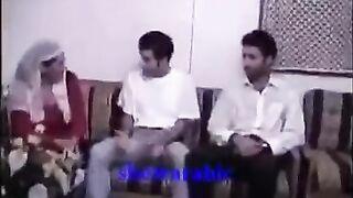 تاقواده الهايجه زعقت  سكس مصر ل بنتها عشان تدخل مع الشباب الغرفه تمتعها و تكيف ازبارهم المموس طلعت جامده فشخ وشهوتها عاليه