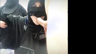 القحبه الحيحانه  سكس مصر و امها مسكين زبر الفحل و نزلين مص ولحس فيه في الايف القحبه تقولوا نيك امي في طيزها عايزها تجرب