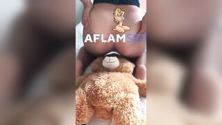 الهايجه حط الدبدوب علي السرير  وخلعت سكس امهات  الاندر و نزله دعك وفرك في كسها بالدودوب الهايجه غرقت السرير مايه من كسها الهايج
