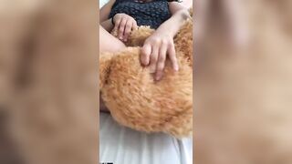 الجزء التاني المموس ماسكه الدبدوب وعماله تخبط بيا  سكس امهات علي كسها الهايج الحيحانه بتقول ل حبيبها مش نفسك تكون مكان الدبدوب