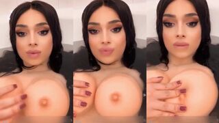 المموس ايه خلف قعده في البانيو نيج عراقي و عماله تلعب و تعصر في بزازها الكبيره الممحونه بتحط صباعها في كسها و طلعوا تلحسوا