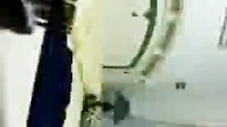 الشرموطه راحت ل زبون الشقه و عارفه انوا نيج  بيصورها نايمه علي بطنها و مسكها من شعرها فاشخ كسها نيك عنيف فشخ