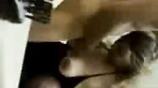 الشرموطه راحت ل زبون الشقه و عارفه انوا نيج  بيصورها نايمه علي بطنها و مسكها من شعرها فاشخ كسها نيك عنيف فشخ