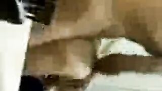 الشرموطه راحت ل زبون الشقه و عارفه انوا نيج  بيصورها نايمه علي بطنها و مسكها من شعرها فاشخ كسها نيك عنيف فشخ