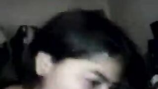 لبوه اندر ايدج اخوها الكبير مقعدها  نيج بين رجله و مدخل زبر كله في بوقها بيقولها مصي حلو عشان انيكك في طيزك