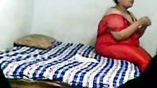 شرموطه مغربيه مربربه كبيره في السن لابسه قميص احمر فاجر لعشيقها عشان يدلع كسها  نيج العطشان و يريحوا بزبر الكبير