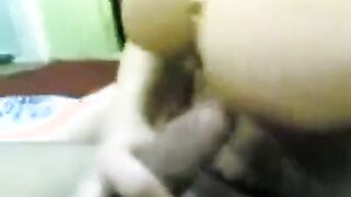 المنيوكه ماسكه زبري بتمشي علي حلمة بزازها و شفايف كسها الممحون نيج  بنت المتناكه بتقولي انا عايزه كسي يجيب دم من كتر النيك