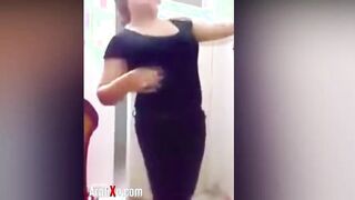 ام شهد القواده طلعت شاذه وجايبه  نيك مصري حنان المربربه بتخليها ترقصلها و تفرجها علي بزازها الكبيره و كسها الممحون