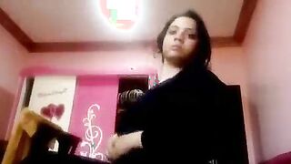 لبوه مصريه ممحونه بعت لعشيقها فيديو وهي بتخلع هدومها  سكس مصر و عماله تقفش في بزازها الكبيره و تخبط علي طيزها
