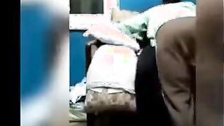 العرص مسك بنت عمتوا الهايجه وخلعها البنطلون سكس عربي  بالعافيه و دخل زبر في طيزها الصغيره المموس عماله تصوت من الوجع