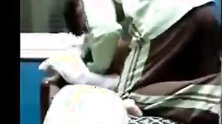 العرص مسك بنت عمتوا الهايجه وخلعها البنطلون سكس عربي  بالعافيه و دخل زبر في طيزها الصغيره المموس عماله تصوت من الوجع