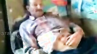 مموس هنديه فاجره بتتناك في نص الشارع قدام الناس  سكس عربي كلها الهايجه قعده علي زبر الزبون وفشخ كسها الحيحان نيك