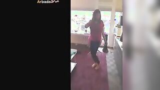 بصور اختي اللبوه واحنا قعدين في البلكونه  سكس مصري وهي عماله ترقص نسيت اننا في البلكونه و خلعت البنطلون الشرموطه