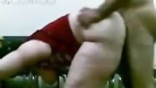 المتناكه شغاله في عياده راحت بدري عشان بواب العماره عجبها مسكها علي كراسي سكس مصري  الاستقبال فشخها نيك وفضل يرزع في كسها الممحون