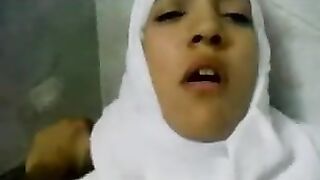 الدكتور خالد ماسك الممرضه الشرموطه سكس مصري  علي سرير العياده و فاشخ كسها نيك وهي عماله تقولوا مش قادره يا خالد