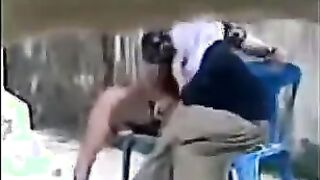 غفلت اخويا العرص واحنا في المصيف و صورتوا  موقع سكس و هي بيدخل ايدوا في كس بنت عمتي الهايجه وعمالين يبوسوا بعض