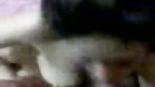 رحاب الحيحانه لبوة الشرقيه مسك زبر صاحب جوزها  سكس عربي و نزله فيها لحس ومص المموس شغاله لعب في كسها وهي بتمص زبر