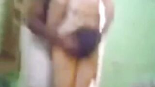 العرباوي سكر من كتر شرب الخمره وقام هو يرقص للموس فدوه مسكها  سكس عربي من شعرها و دخل زبر كله في بوقها لحد ماجبهم