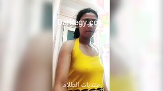 المنيوكه فدوه المموس في مقاطع سكس مصري مغريه بتبعتها ل زباين وهي ملط و عماله تلحس في حلمة بزازها و دعك في كسها الممحون