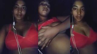 مريم السودانيه الحيحانه طالعه سكس مصري  في الفيديو و هي عماله تلحس وتمص في بزازها و عماله تعمل حركات غربيه بلسانها